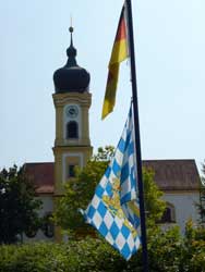 bayerischer Kirchturm und Flagge
