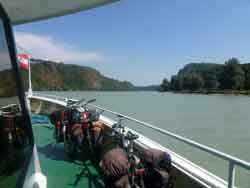 mit dem Schiff auf der Donau