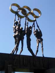 Skulptur auf dem Dach des Intl Olympischen Komitees